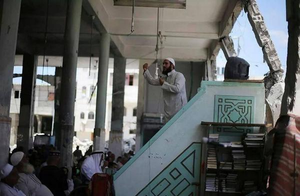 Palestinians pray in bombed mosque in Gaza