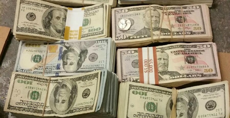 Muslim Man Finds $100,000, Hands it to the Police - Ilm Feed