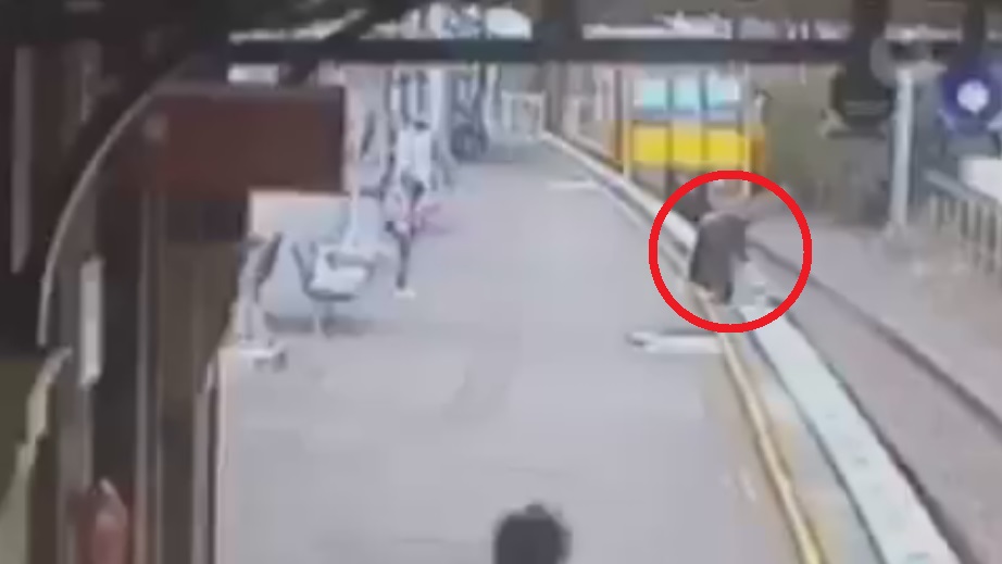 Hijabi Hero Rescues Schoolgirl from Oncoming Train - IlmFeed